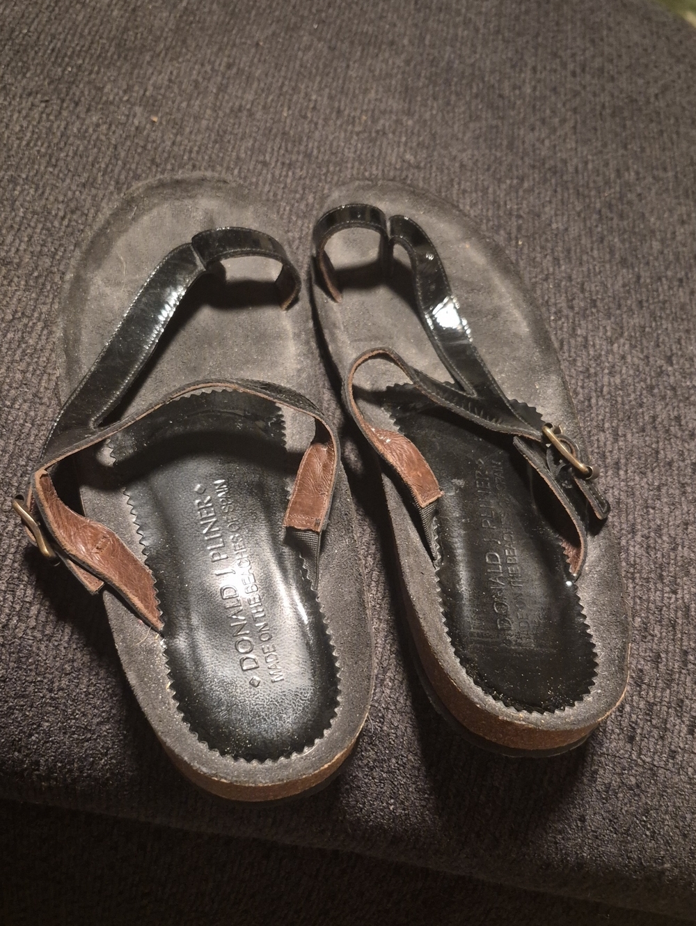 Donald J. Pliner Kids Black and Brown Leather T-Strap Sandals with Buckle